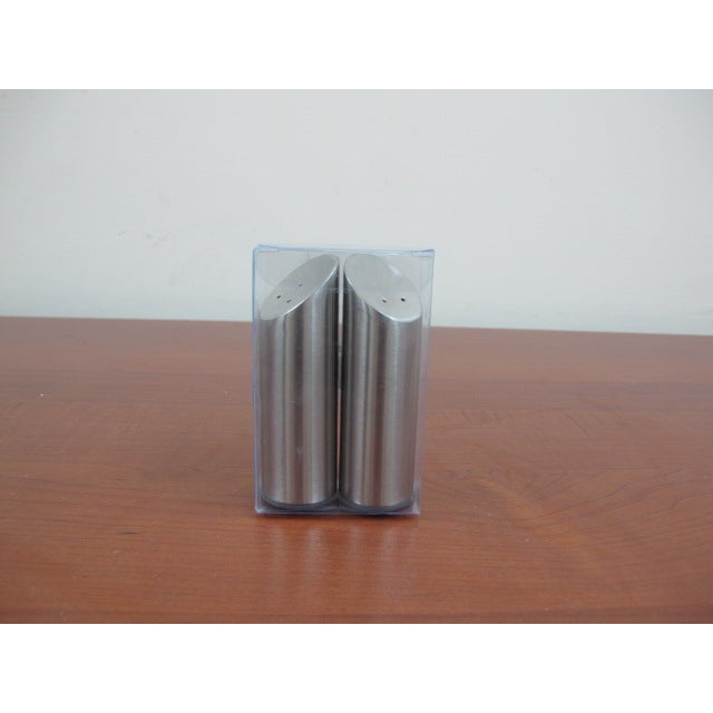 Salt & pepper shakers set