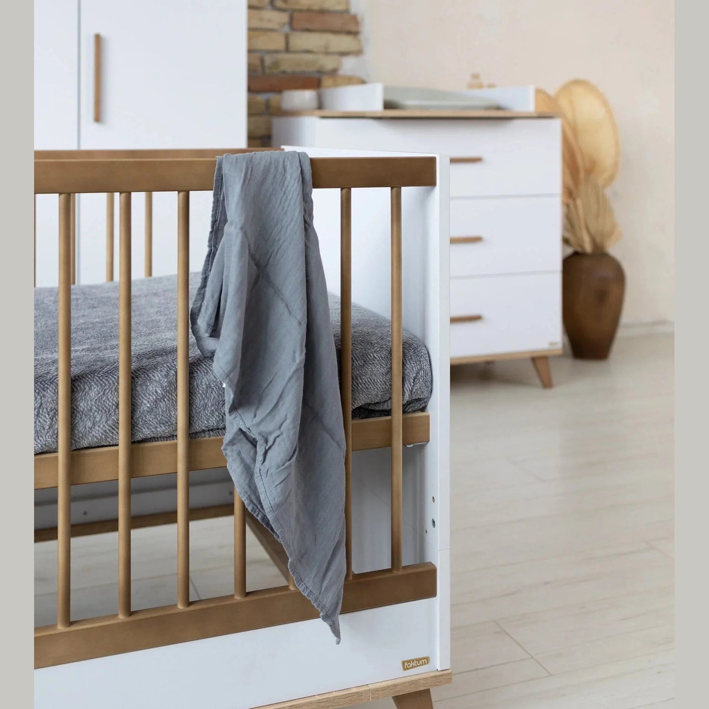 Faktum - Flip Convertible Baby Junior Bed - 140x70cm - Adjustable Mattress Base