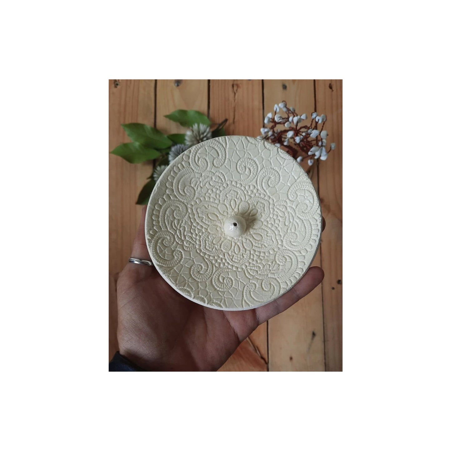 CLAY INCENSE HOLDERS - OFF WHITE CENTER I - Medaid International