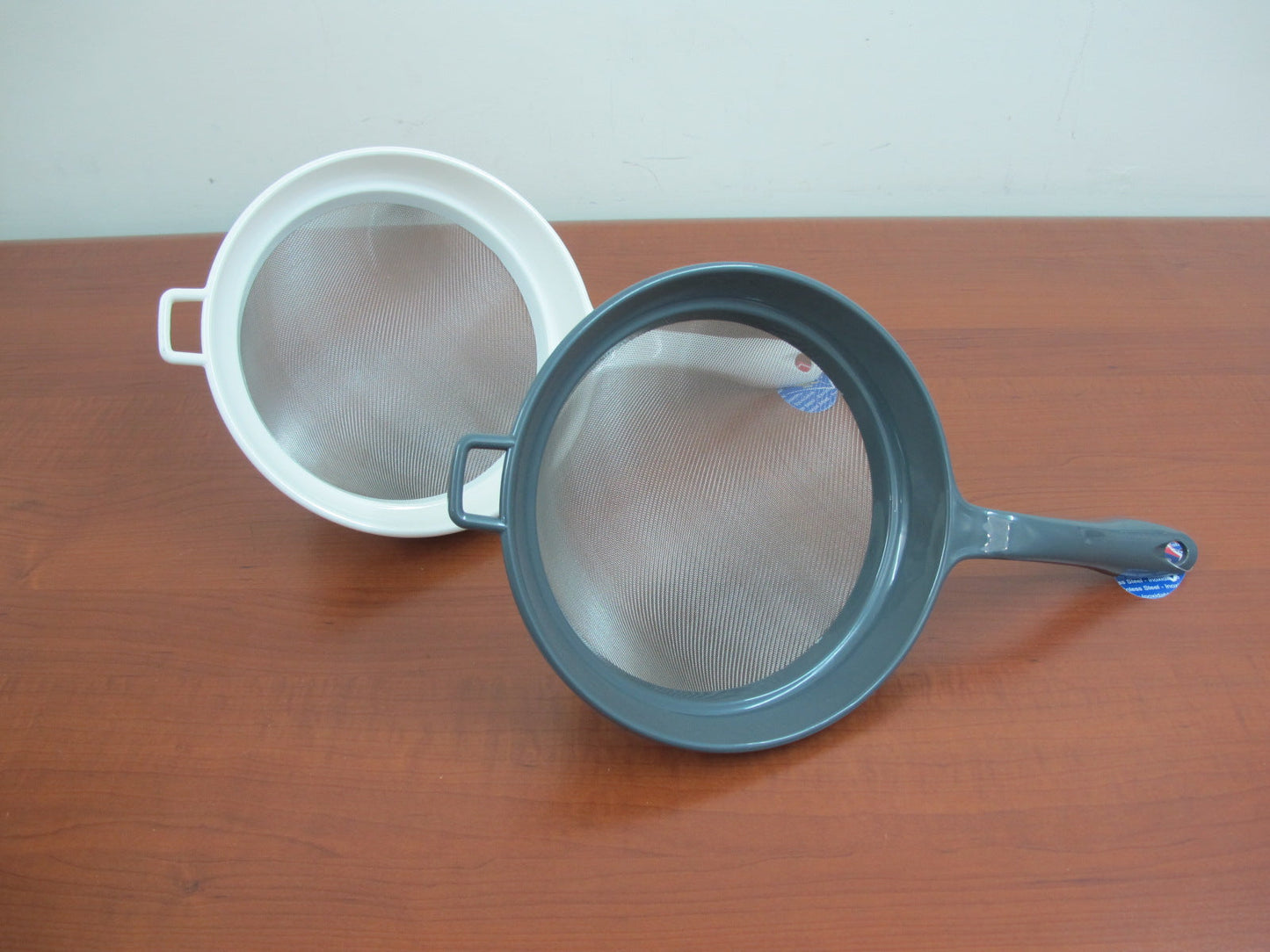 Fine Mesh Stainless Steel with plastic Strainer; 22 cm