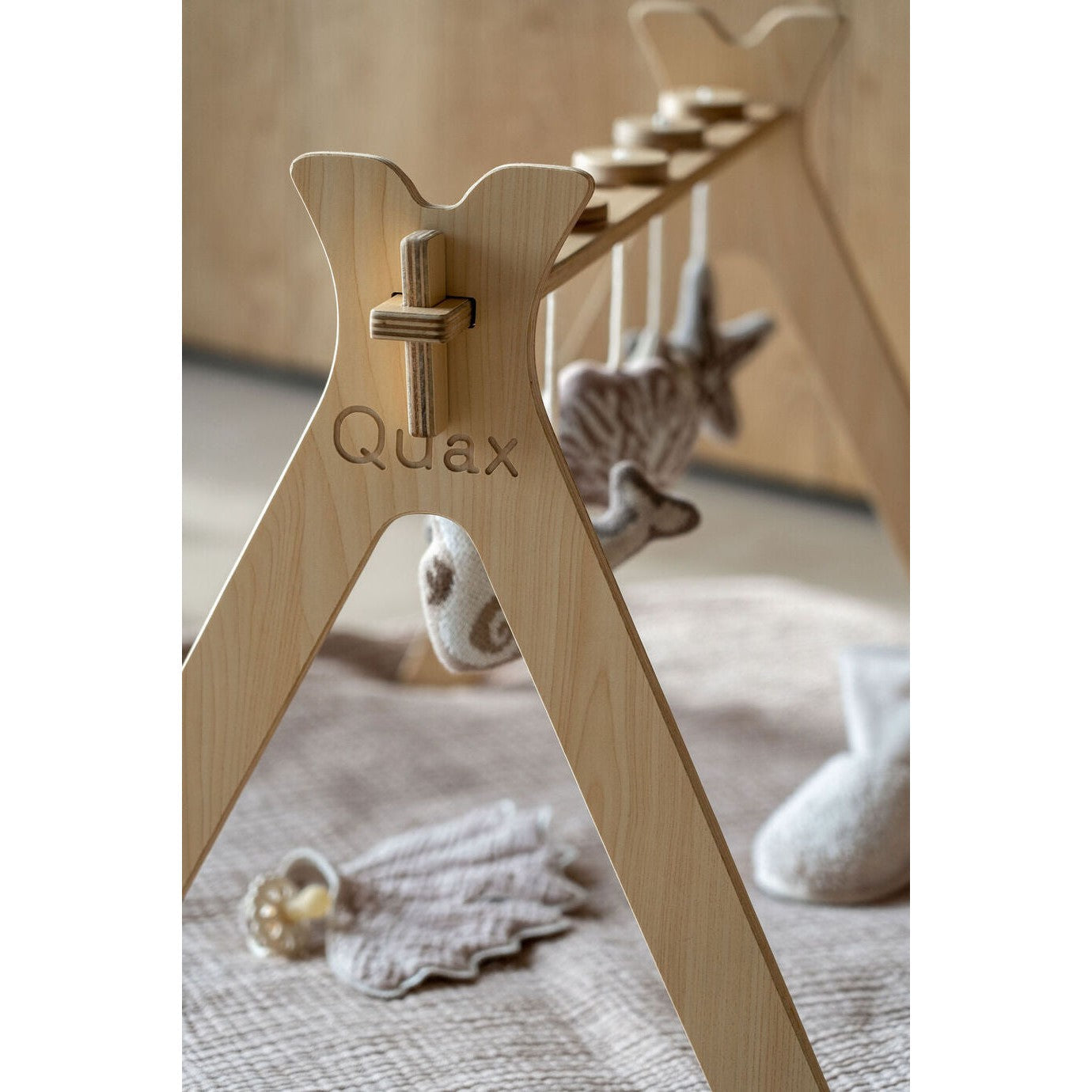 Quax Tipi Activity Arch With 5 Knitted Toy Umi Playmat