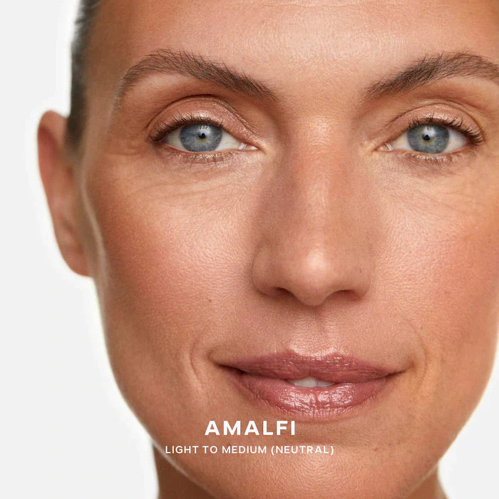 Saie
SuperSuede™ Radiant Talc-Free Baked Powder Bronzer Color: Amalfi - light to medium with neutral undertones
