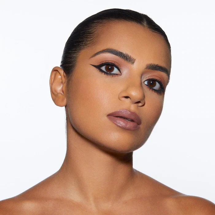 HUDA BEAUTY
Creamy Kohl Longwear Eye Pencil. Color: Very Vanta - extreme black