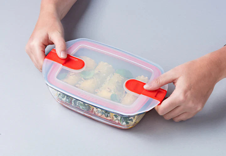 Pyrex, Cook & Heat Rectangular Glass Food Container With Patented Microwave Safe Lid 0.4L