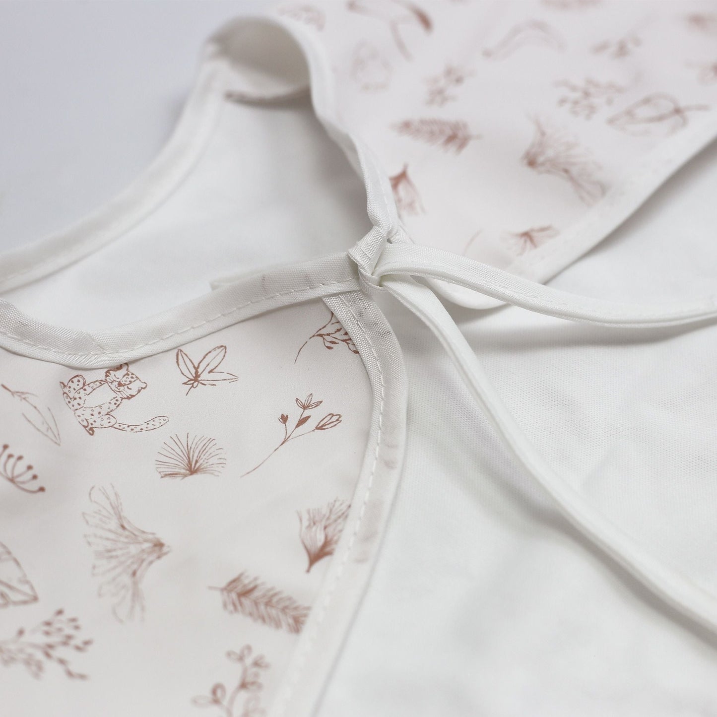Trois Kilos Sept: PU Apron Bib – Wonderfull Beige (34 x 40 cm)
