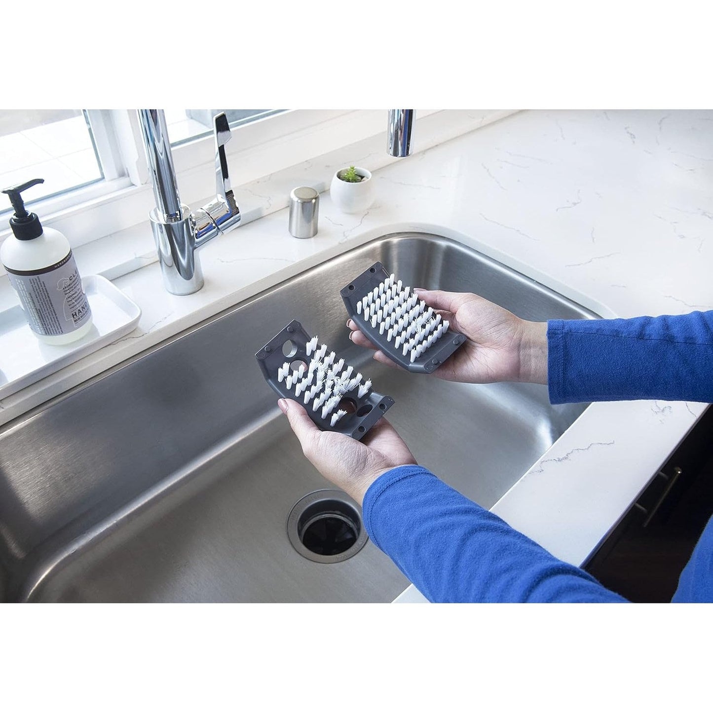 CUTLERY CLEANING BRUSH WITH SUCTION CUPS