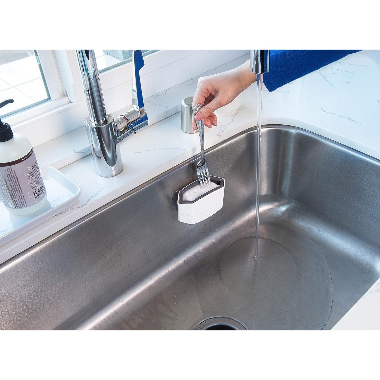 CUTLERY CLEANING BRUSH WITH SUCTION CUPS