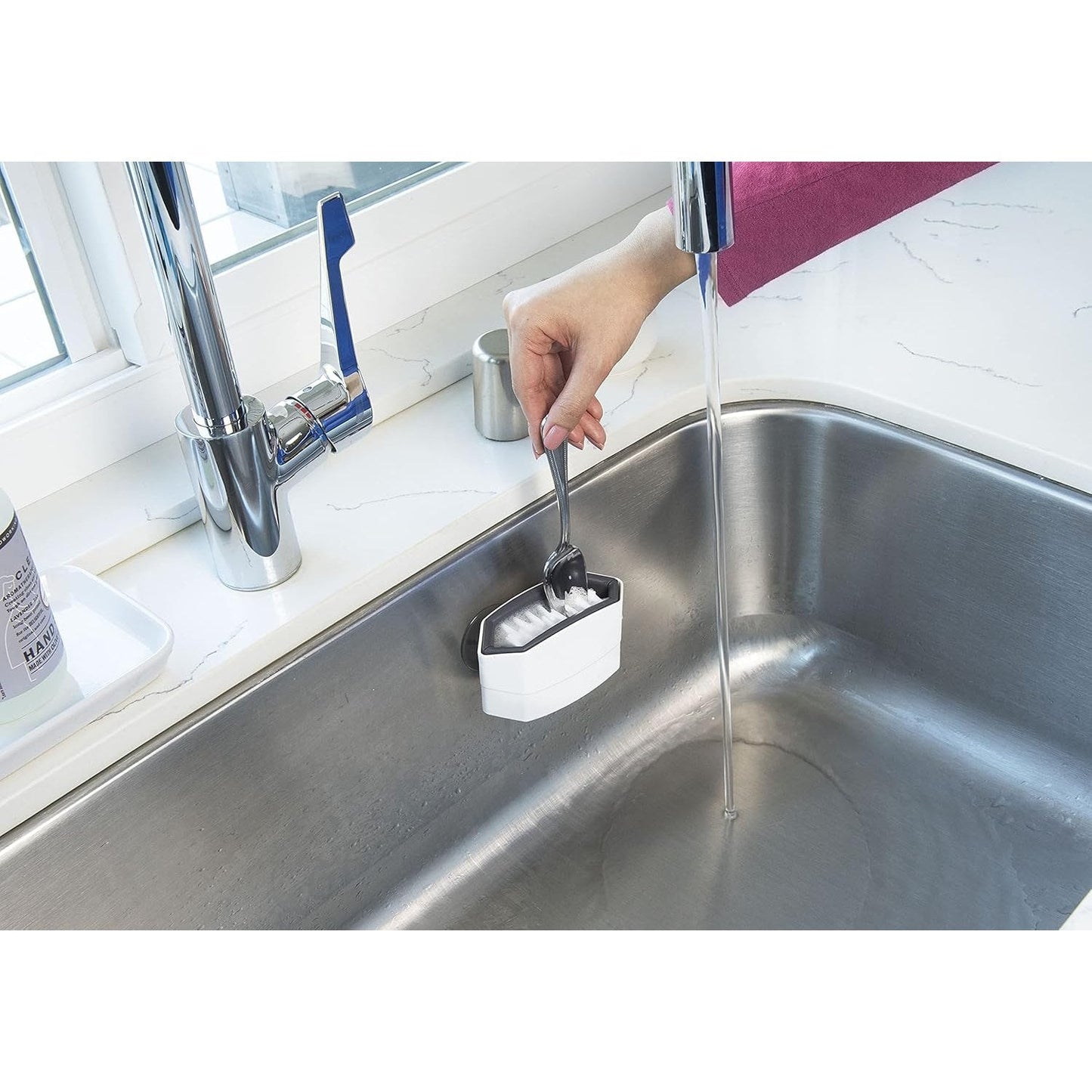 CUTLERY CLEANING BRUSH WITH SUCTION CUPS