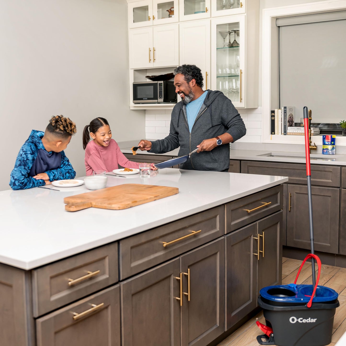 O-Cedar RinseClean Spin Mop & Bucket System + 2 Extra Mop Heads| Clean with Clean Water | Removes 99% of Bacteria - Medaid International