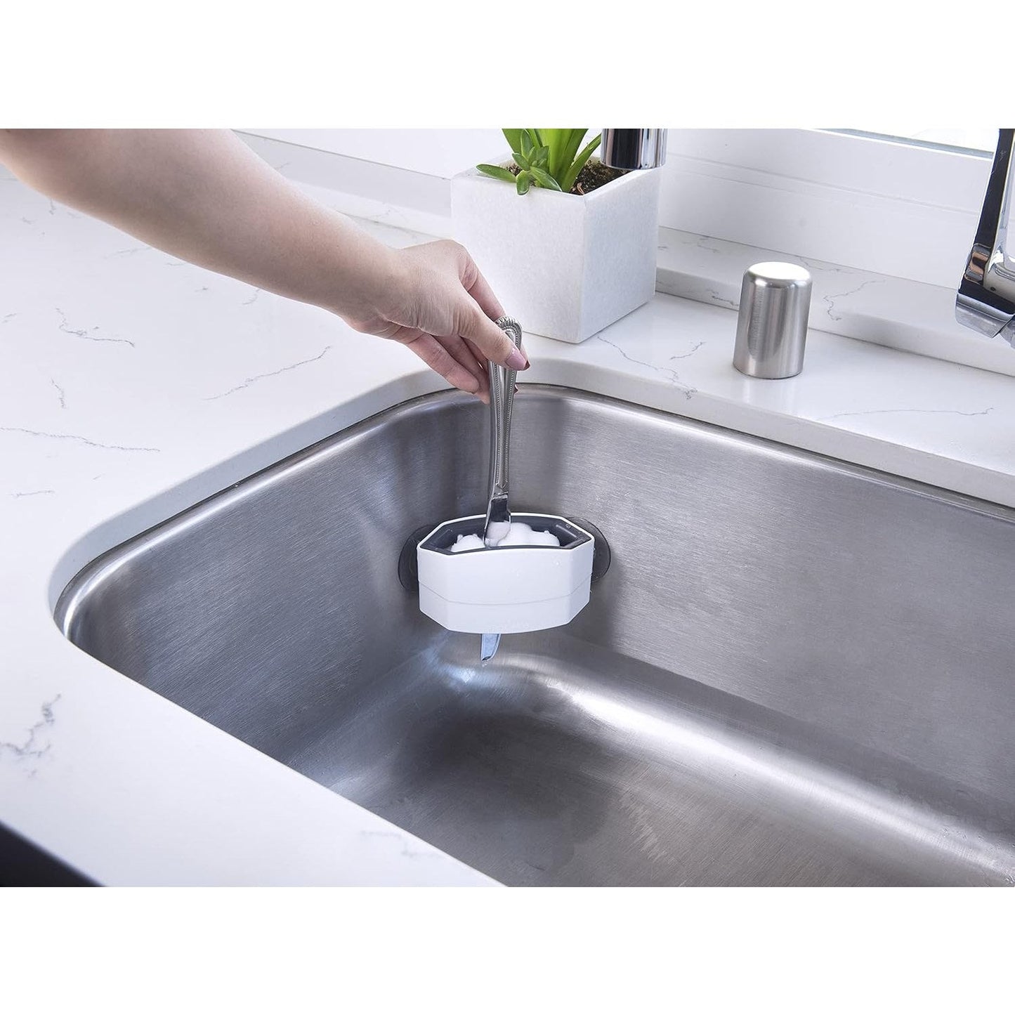 CUTLERY CLEANING BRUSH WITH SUCTION CUPS