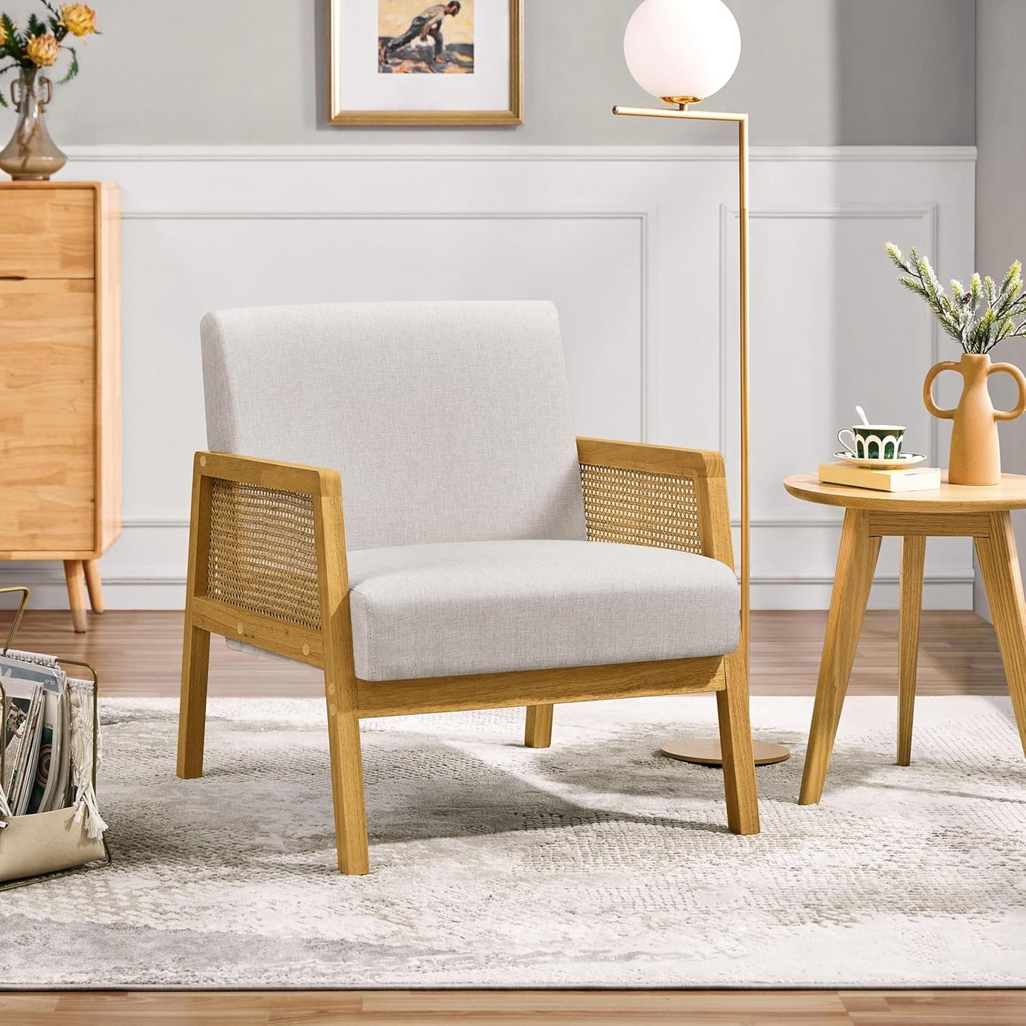 Armchair with armrests with padding