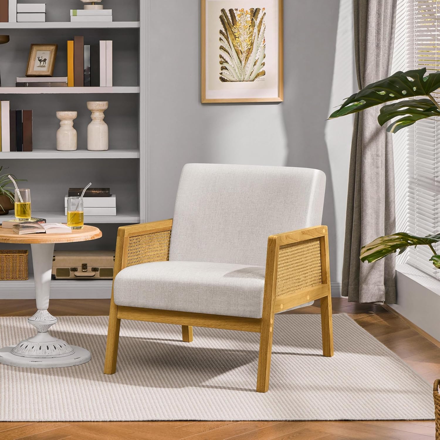 Armchair with armrests with padding