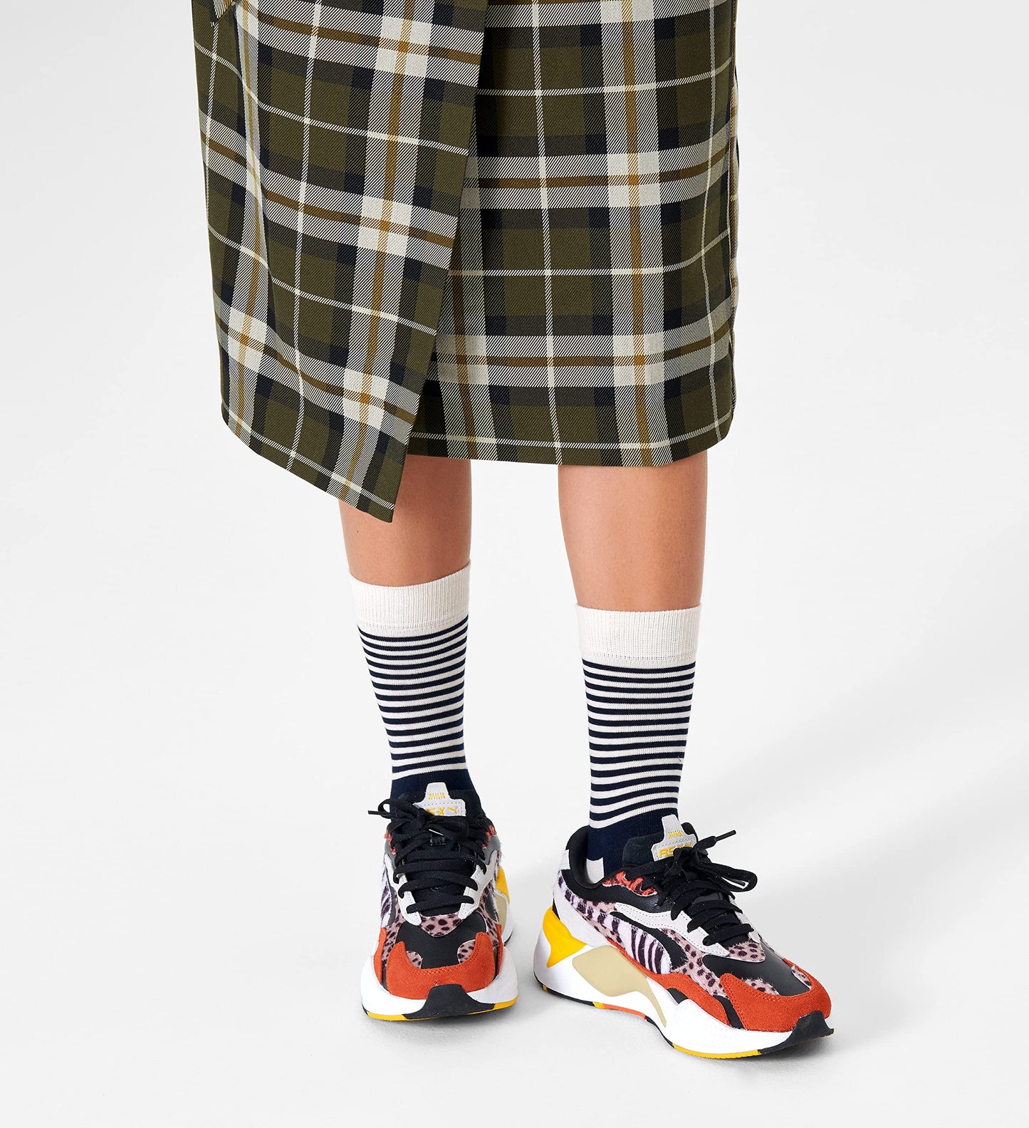Happy Socks 4-Pack Classic Navy Gift Set, colorful and fun, Socks for Men and Women, Navy-White-Red-Yellow (9-11) - Medaid International