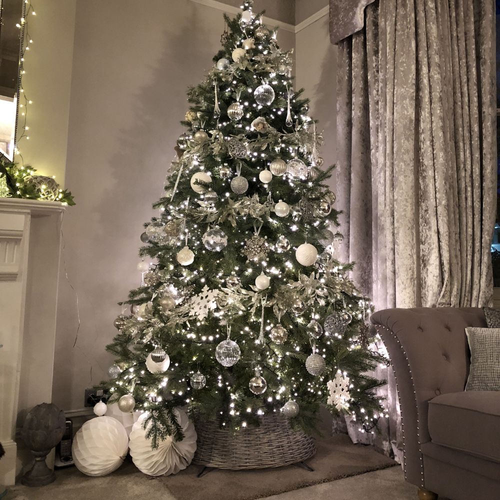 (Net) Silver Set Of 20 Pcs Christmas Balls Lebanon