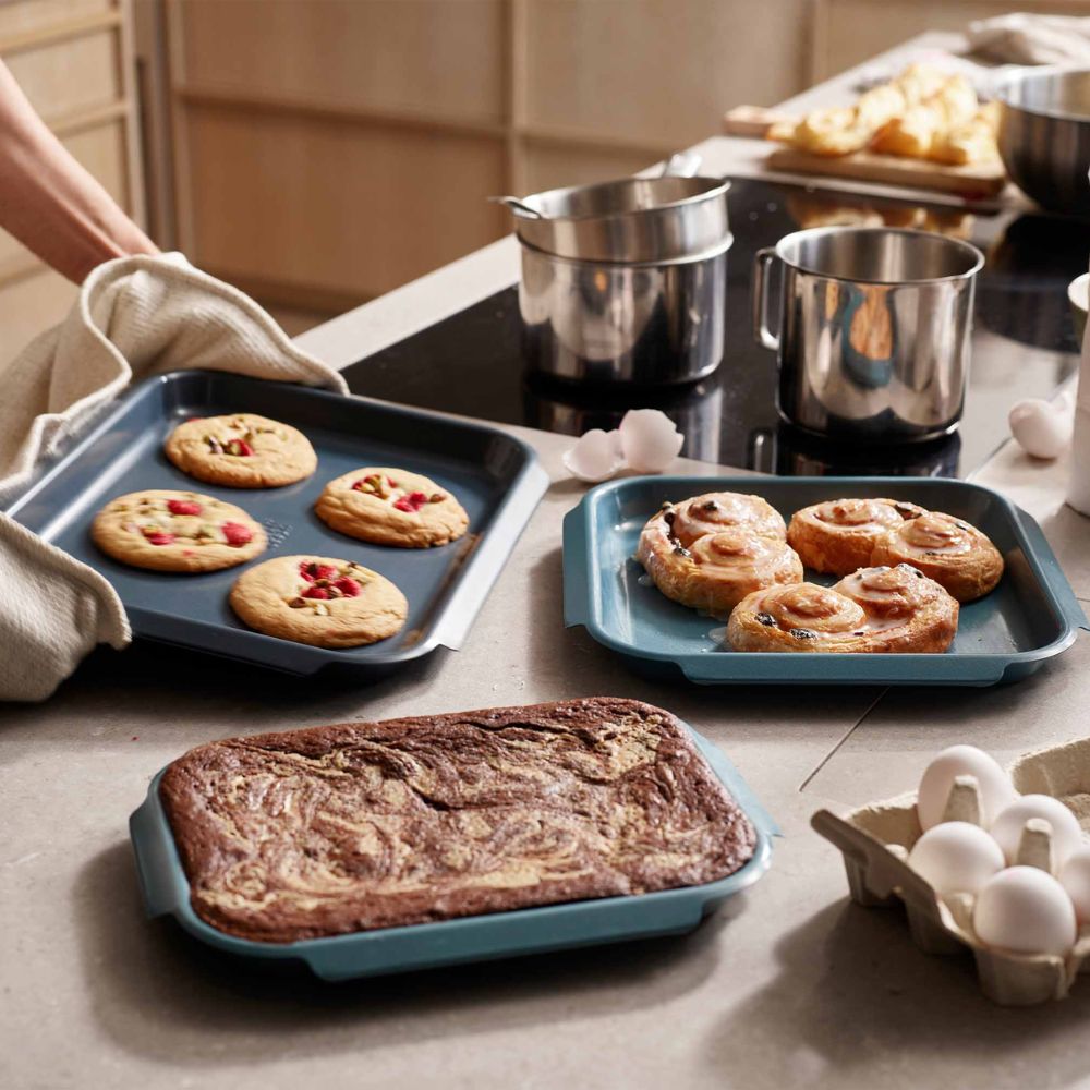 Nest‚Ñ¢ Bake Non-Stick 3-piece Blue Baking Tray Set - Medaid International