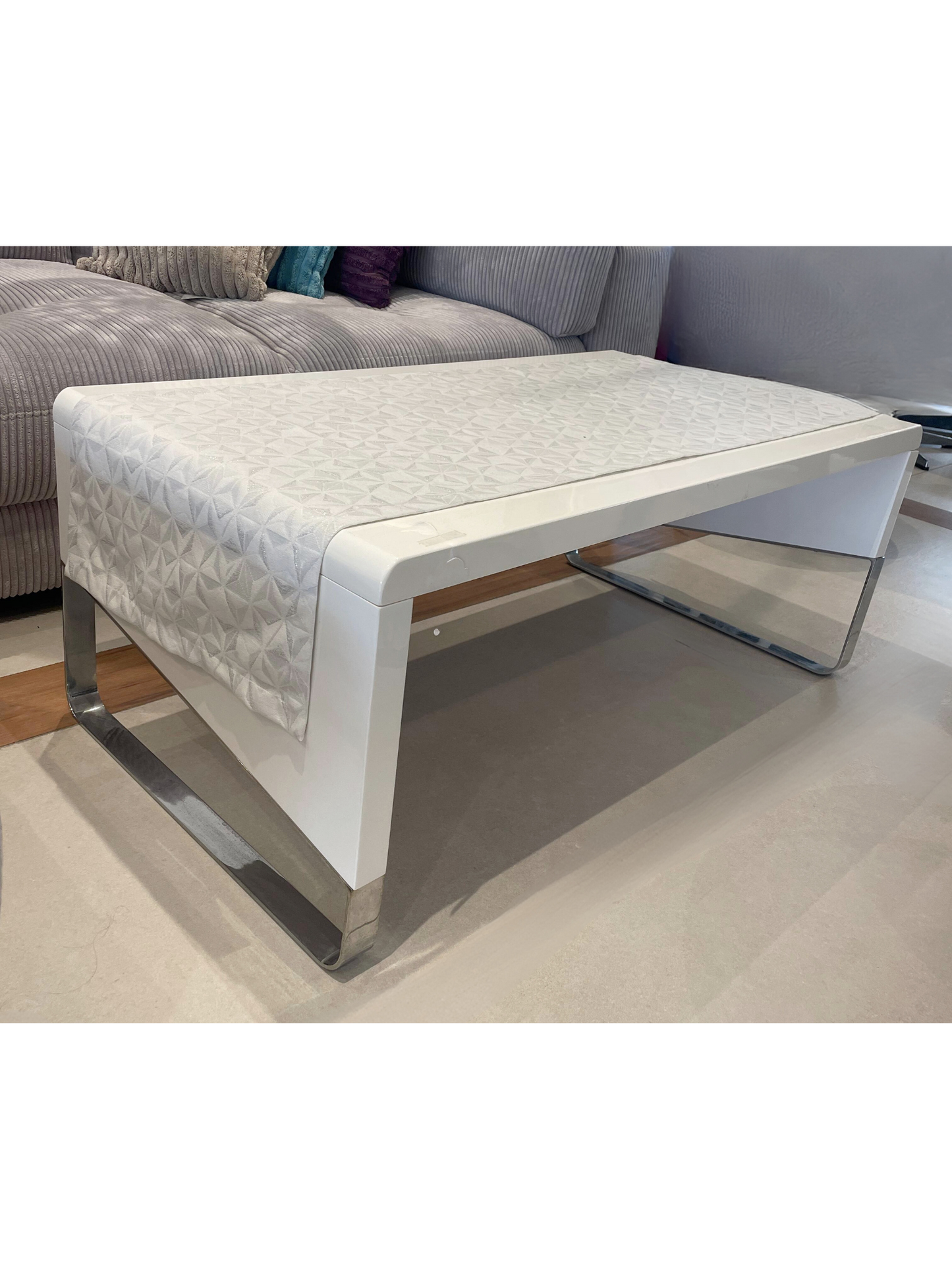 Table Runner White with Silver Dots