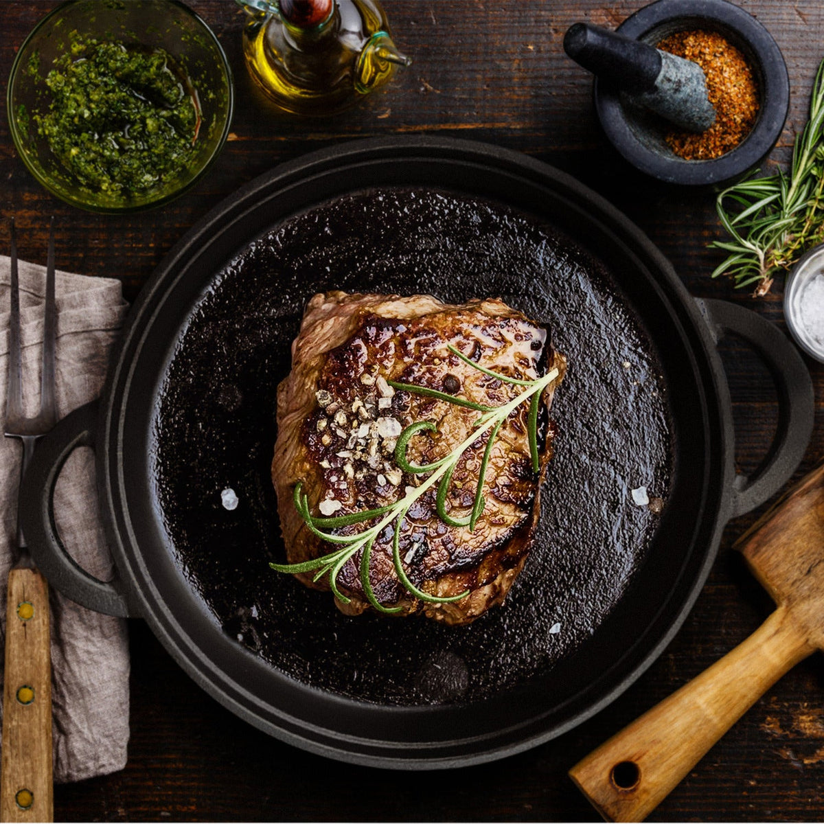 CAST IRON SIZZLER WITH WOOD BASE X677