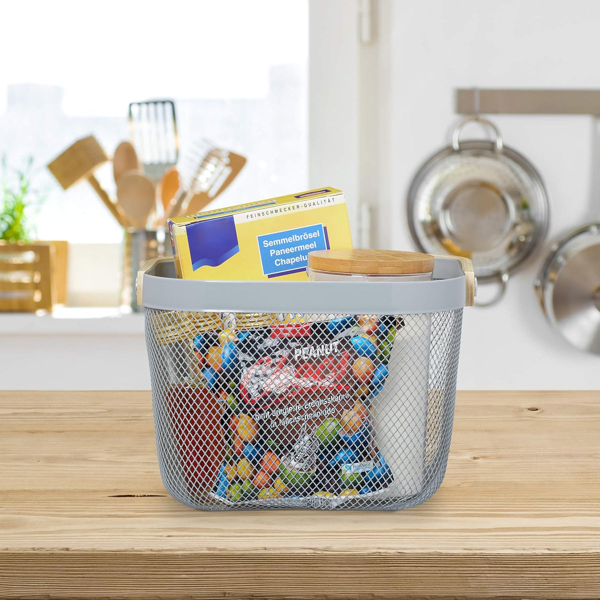 Small Metal Fruit or Towel Basket X922