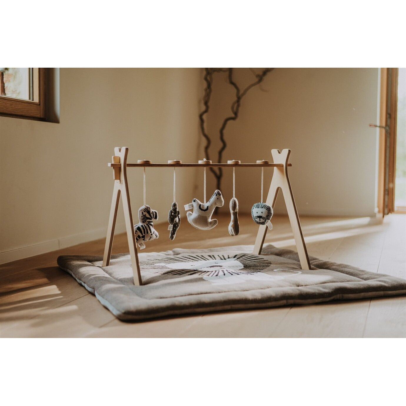 Quax Tipi Activity Arch With 5 Knitted Toy Umi Playmat