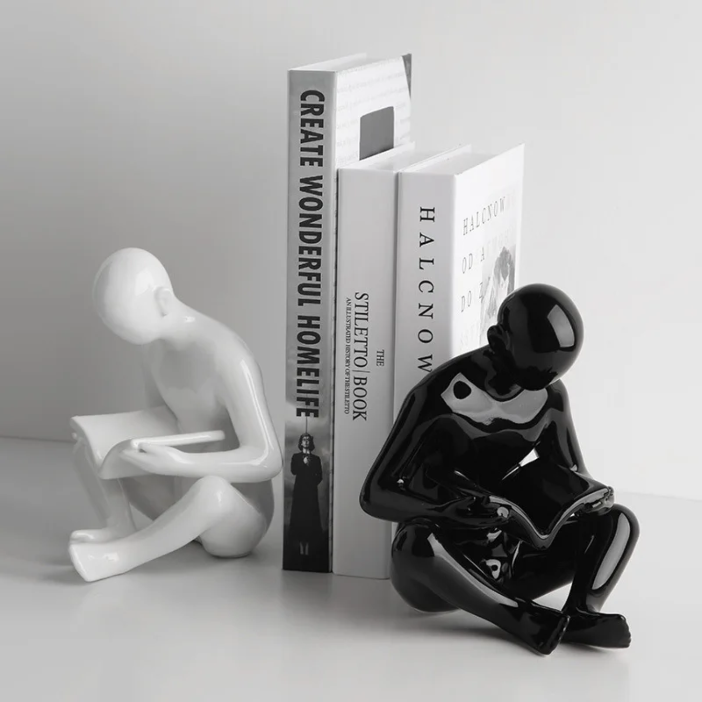 SET OF 2 MEN READING ORNAMENTS