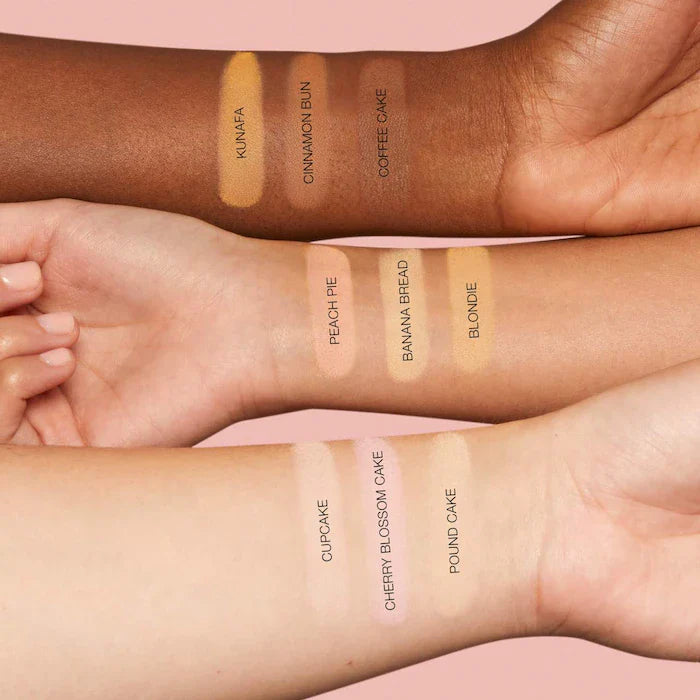HUDA BEAUTY  Easy Bake and Snatch Pressed Talc-Free Brightening and Setting Powder Color: Banana Bread - light to medium with golden undertones