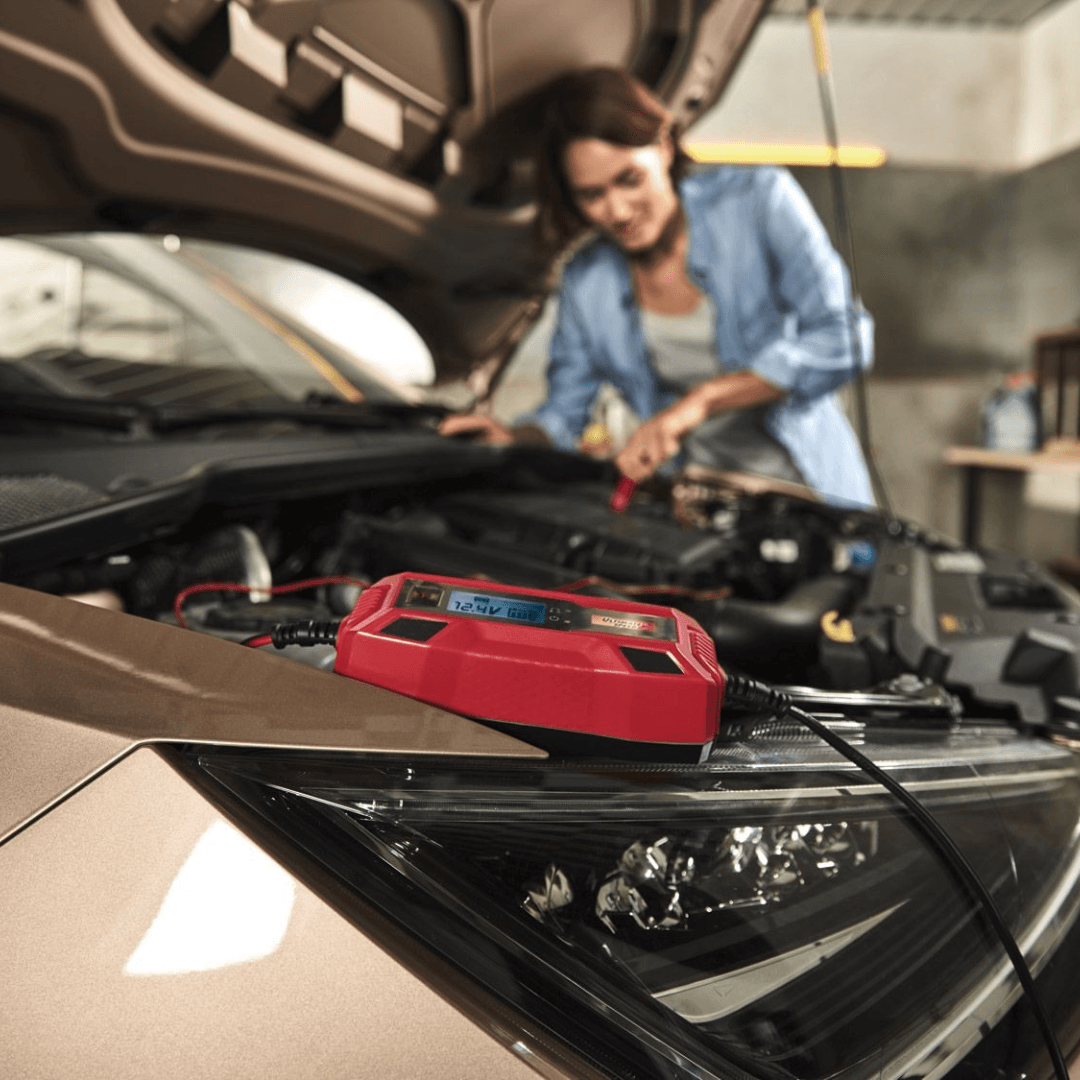 ULTIMATE SPEED® 3.8A, 6/12V Automotive Battery Charger